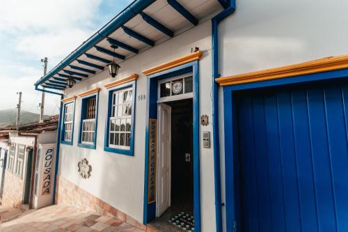 a blue and white house with a blue door at Pousada do Chafariz in Mariana