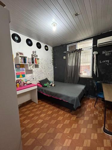 a bedroom with a bed and a desk in it at Casa no Centro para COP 30 e Círio in Belém
