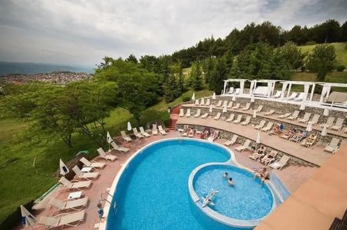 an overhead view of a swimming pool with chairs and umbrellas at Apartment - Studio Cucetno in Sandanski