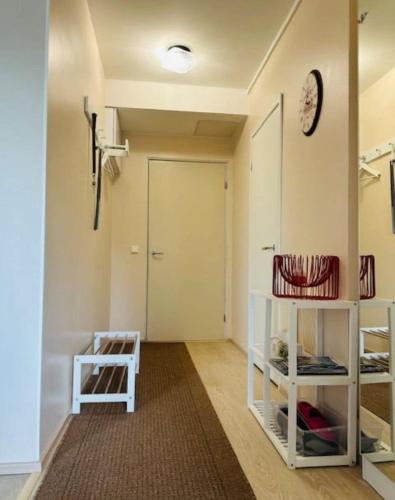 Zimmer mit einem Flur mit Tür und Hocker in der Unterkunft Studio with glazed balcony in Kotka