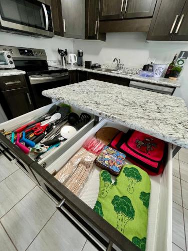 Una cocina o kitchenette en Escape to Niagara 6 bedrooms, 5 baths with a game room, arcades