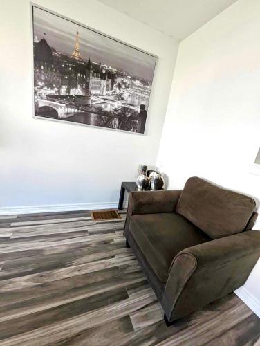 Un lugar para sentarse en Escape to Niagara 6 bedrooms, 5 baths with a game room, arcades