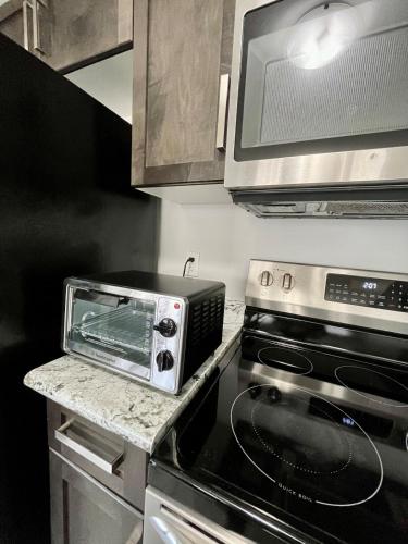 Una cocina o kitchenette en Escape to Niagara 6 bedrooms, 5 baths with a game room, arcades