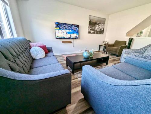Un lugar para sentarse en Escape to Niagara 6 bedrooms, 5 baths with a game room, arcades