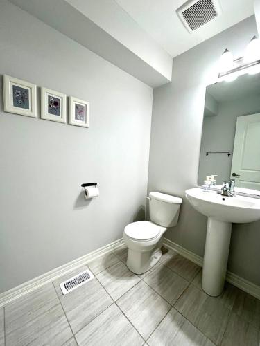 Un baño de Escape to Niagara 6 bedrooms, 5 baths with a game room, arcades