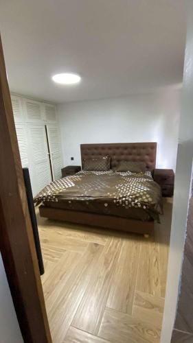 a bedroom with a bed and a wooden floor at Villa oasis, Résidence Nianing in Nianing