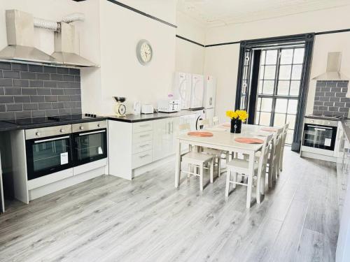 Kuchyň nebo kuchyňský kout v ubytování Pembroke Place Private Room 12B