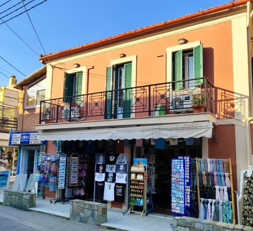 シダリにあるMisemeliのバルコニーと書店のある建物