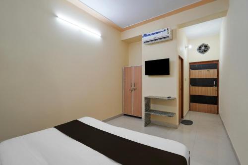 a hotel room with a bed and a television at Hotel O Kukas Bus Terminal Formerly Stoneleaf Retreat in Jaipur