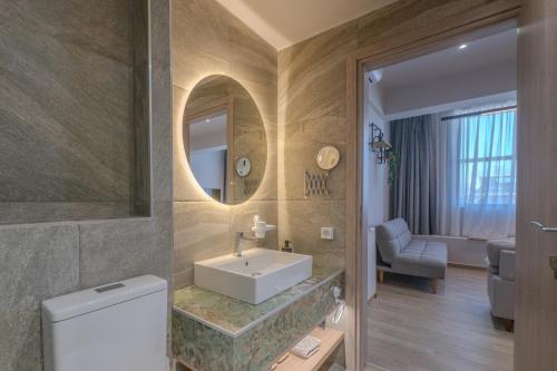 Minimal Style Apartment near Piraeus Port
