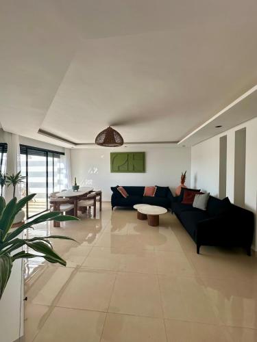Posezení v ubytování Modern apartment Plage des Nations Pools and sea