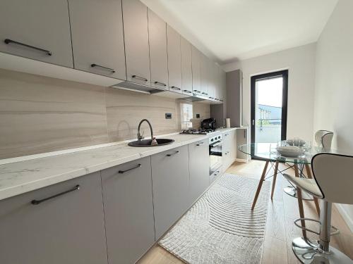 Η κουζίνα ή μικρή κουζίνα στο Apartment lângă Mitropolie si Palas cu parcare inclusa