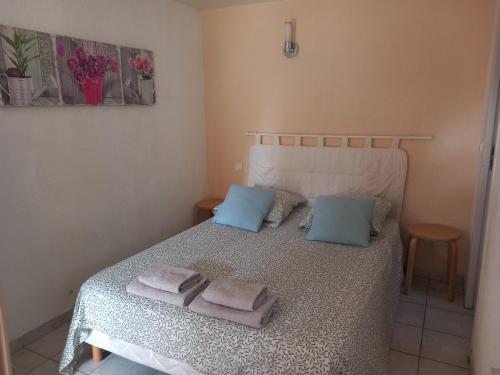 une chambre avec un lit avec deux serviettes dessus dans l'établissement Studio meublé indépendant tout confort classé 2**, à Aubenas