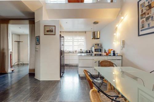 a kitchen with a table and chairs in a room at St Agne - Maison 3 ch patio Toulouse in Toulouse