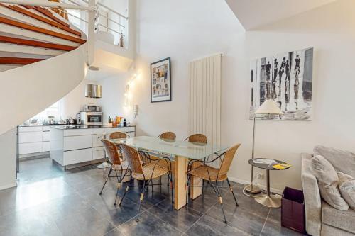 a kitchen and dining room with a table and chairs at St Agne - Maison 3 ch patio Toulouse in Toulouse