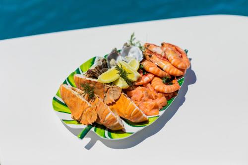 Un plato de comida con camarones y otros alimentos. en Private Charter - Ocean Free, en Airlie Beach