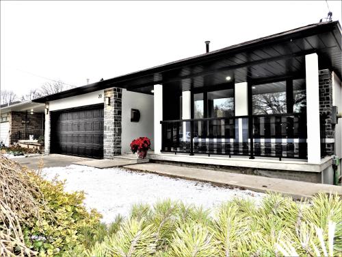 a house with a black and white at iResidence in Toronto - Fantastic Vacation Home with Breakfast in Toronto