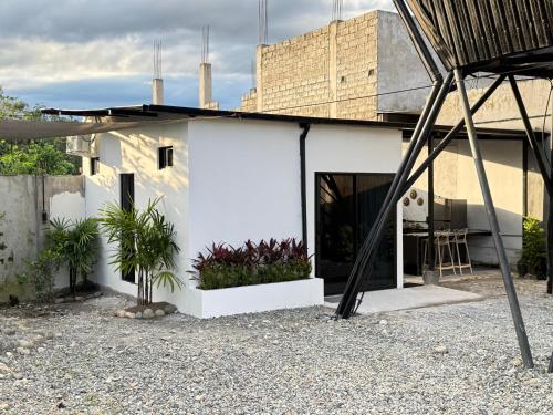 a white house with plants in a courtyard at Tena Tower House TTH in Tena