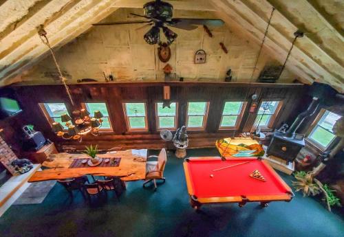 Χώρος καθιστικού στο Unique and charming, exquisitely themed Log Cabin