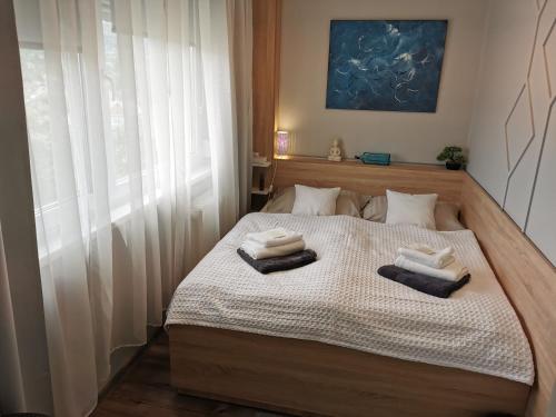 Ένα ή περισσότερα κρεβάτια σε δωμάτιο στο MK Apartman