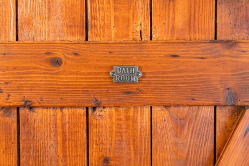 a wooden door with a sign that reads birth room at Der Gastfreund in Burghaun in Burghaun