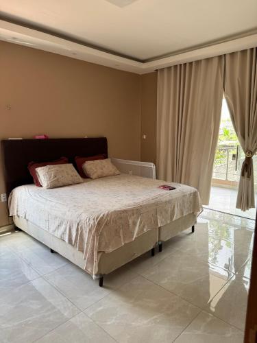 a bedroom with a large bed in a room at Aluguel na cop30 in Ananindeua