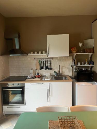 Dapur atau dapur kecil di Il giardino di fronte