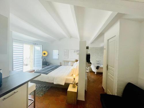 Postel nebo postele na pokoji v ubytování Alegria Studios - en Provence - Piscine avec vue - Terrasse privative