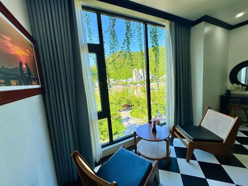 Χώρος καθιστικού στο Quiri Lakeside Hotel Cat Ba