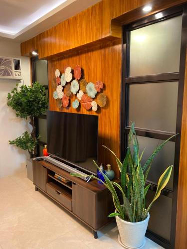 Una televisión o centro de entretenimiento en Executive Suite Condo 1