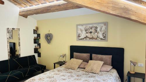 Appartamento "IL PORTICO" A SOLI 8 CHILOMETRI DA IMOLA E 7 CHILOMETRI DA FAENZAにあるベッド