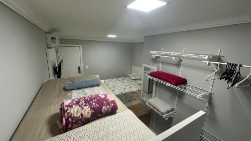 Postel nebo postele na pokoji v ubytování Bouganville Guest House BC