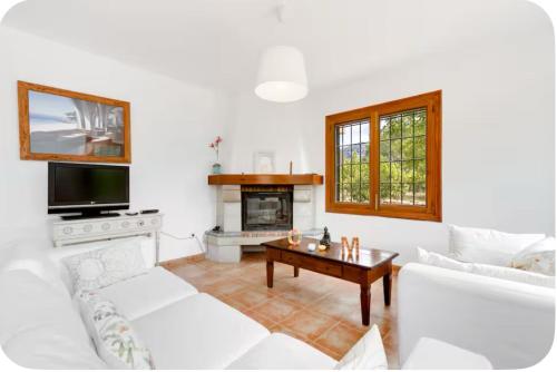 Escapada Rural con Piscina y Montaña