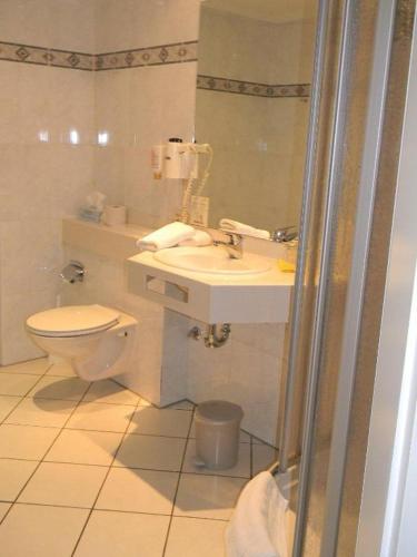 Bilik mandi di HOTEL S Norderstedt