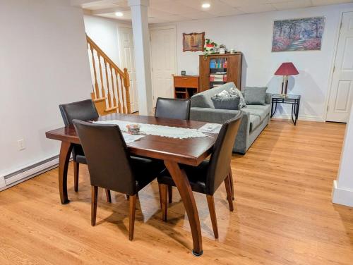 Una mesa de comedor y sillas en una sala de estar. en The Convenient Suite, en Charlottetown