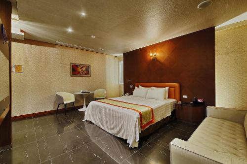 a hotel room with a bed and a table at i Need Motel in Xinfeng