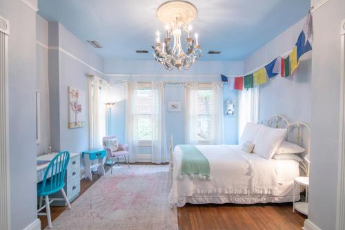a bedroom with a bed and a chandelier at Birmingham Tree House in Birmingham