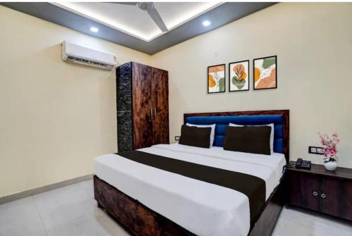a bedroom with a large bed in a room at Hotel AL Taj , Agra in Agra