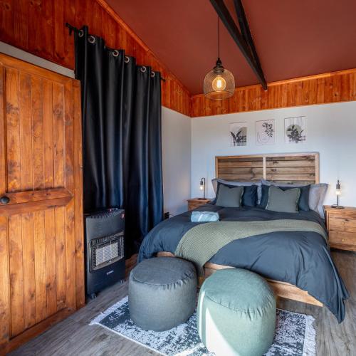 Una cama o camas en una habitación de The Cactus Deck by Matilo Cabins Klein Karoo R62 with Hot-tub
