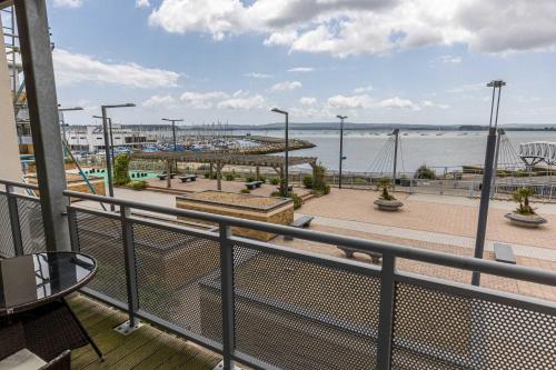 Un balcón con vista a la playa y al océano. en About Tern - 10-Minute Walk to Poole Quay, with Harbour Views, en Poole