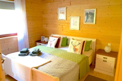 a bedroom with a bed in a log cabin at 5 Sterne Ferienhaus Annika mit Kamin, Seeblick und großer Terrasse in Rieden