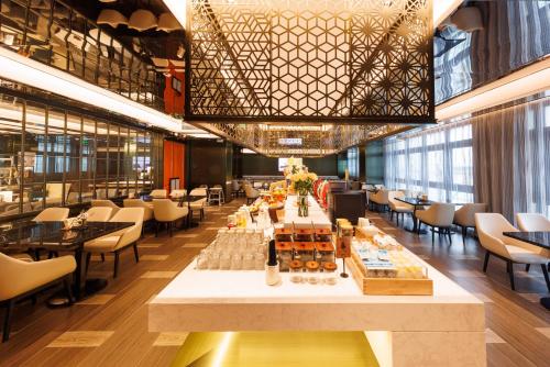 a dining room with a long table and chairs at Shenzhen Futian Huaqiangbei Pedestrian Street Atour Hotel in Shenzhen