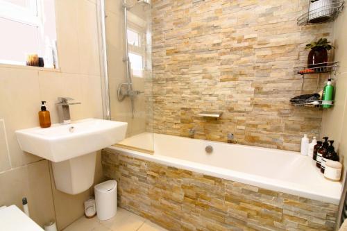 un baño con lavabo y bañera en Bronferen, en Bridgwater