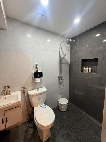 a bathroom with a toilet and a shower and a sink at Casa Tres - home in San Mateo 