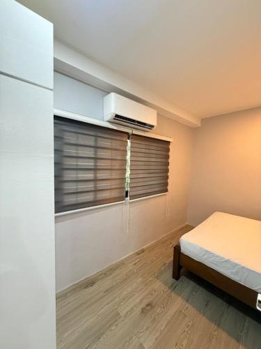 a bedroom with a bed and a window with blinds at Casa Tres - home in San Mateo 