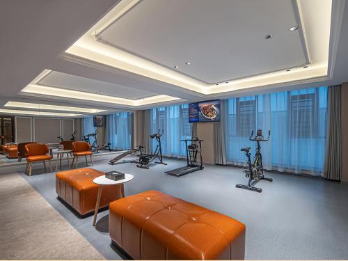 Das Fitnesscenter und/oder die Fitnesseinrichtungen in der Unterkunft Vienna International Hotel--Free Shuttle Service to East Gate of forest park,Free Chinese-western Breakfast,Free Freah Coffee,Free Self-Service Laundry & Drying, Attraction Tickets Serivce in advance