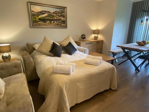 una sala de estar con una cama y una mesa en travelNess Apartment, en Inverness