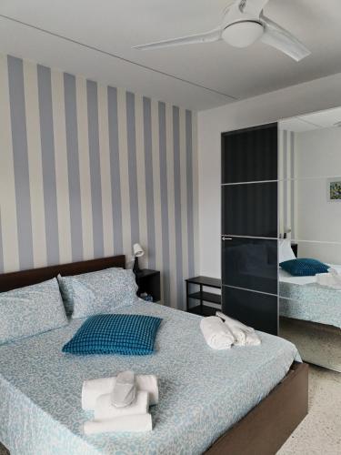 a bedroom with a bed with towels and a mirror at Da Zi'Anna in Baronissi