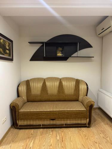 a living room with a couch in a room at Chisinau Central Park in Chişinău