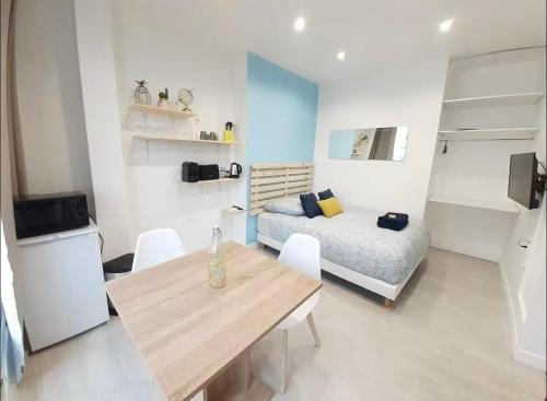 Køkken eller tekøkken på Studio climatisé vue église du Panier et hôtel intercontinental